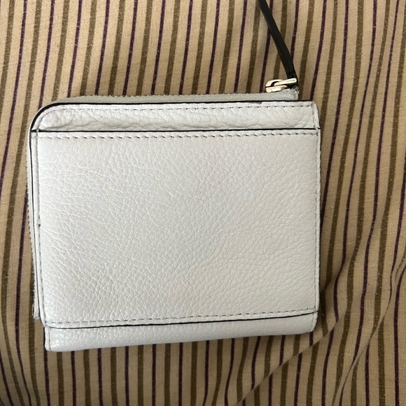 KATE SPADE BEIGE & WHITE SMALL WALLET WITH CARD SLIPS, COIN AND CASH COMPARTMENT - Picture 2 of 5